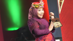 Tampil Anggun Pakai Batik Bulungan dan Topi Dayak, Rahmawati Zainal Curi Perhatian di Kriyanusa 2026