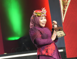 Tampil Anggun Pakai Batik Bulungan dan Topi Dayak, Rahmawati Zainal Curi Perhatian di Kriyanusa 2026